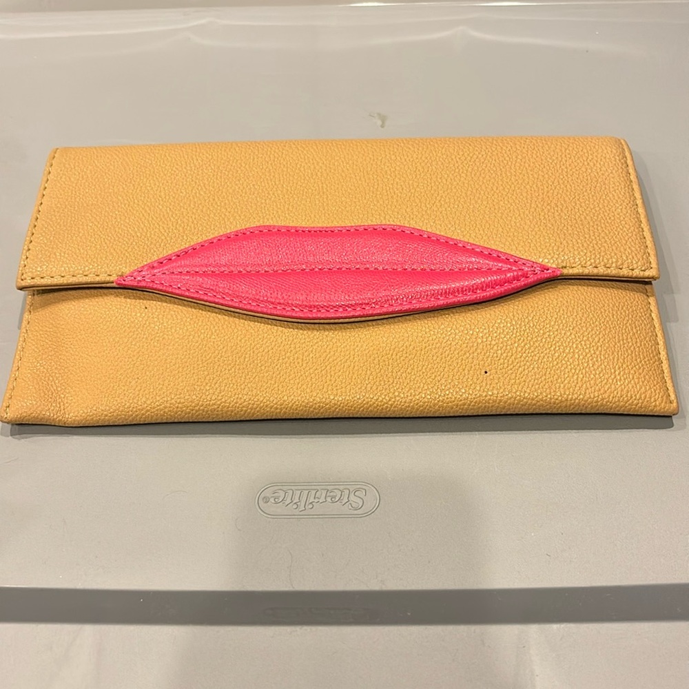 2Chique Boutique Women's Kiss Mark tan & pink Clutch